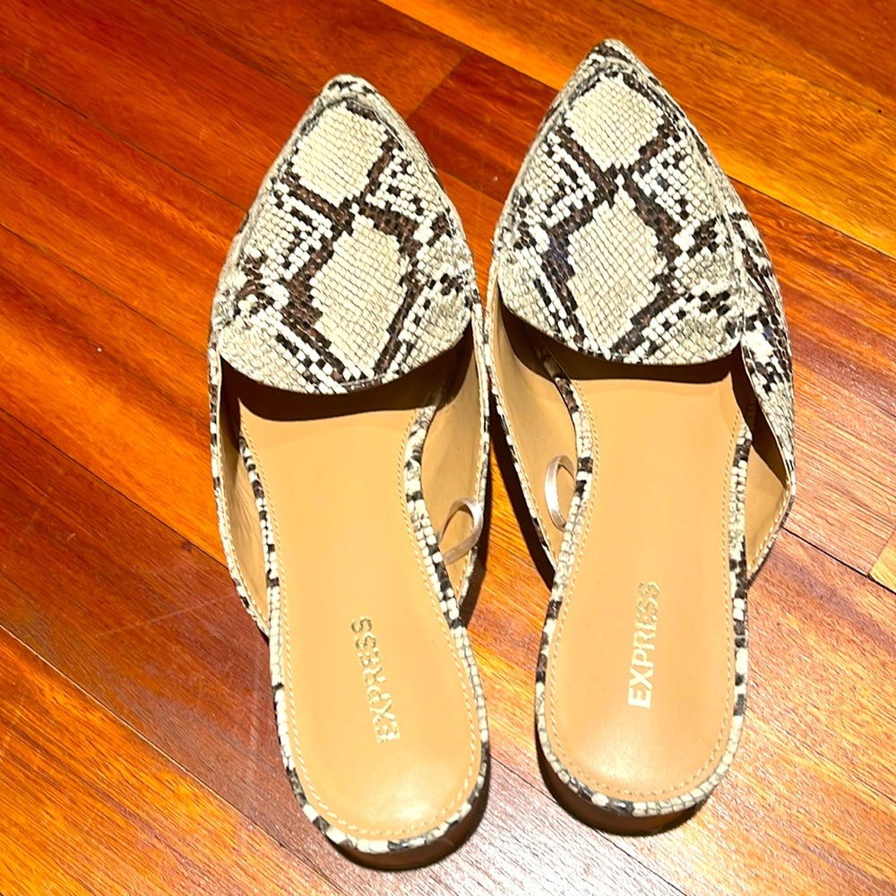 Cute snake print mules!